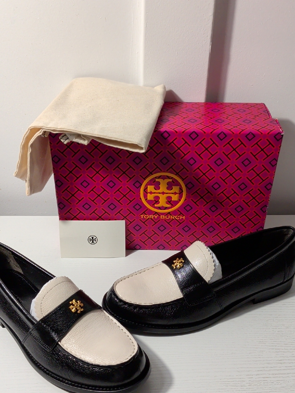 Tory Burch NIB Loafers 6.5 Blk/Cream